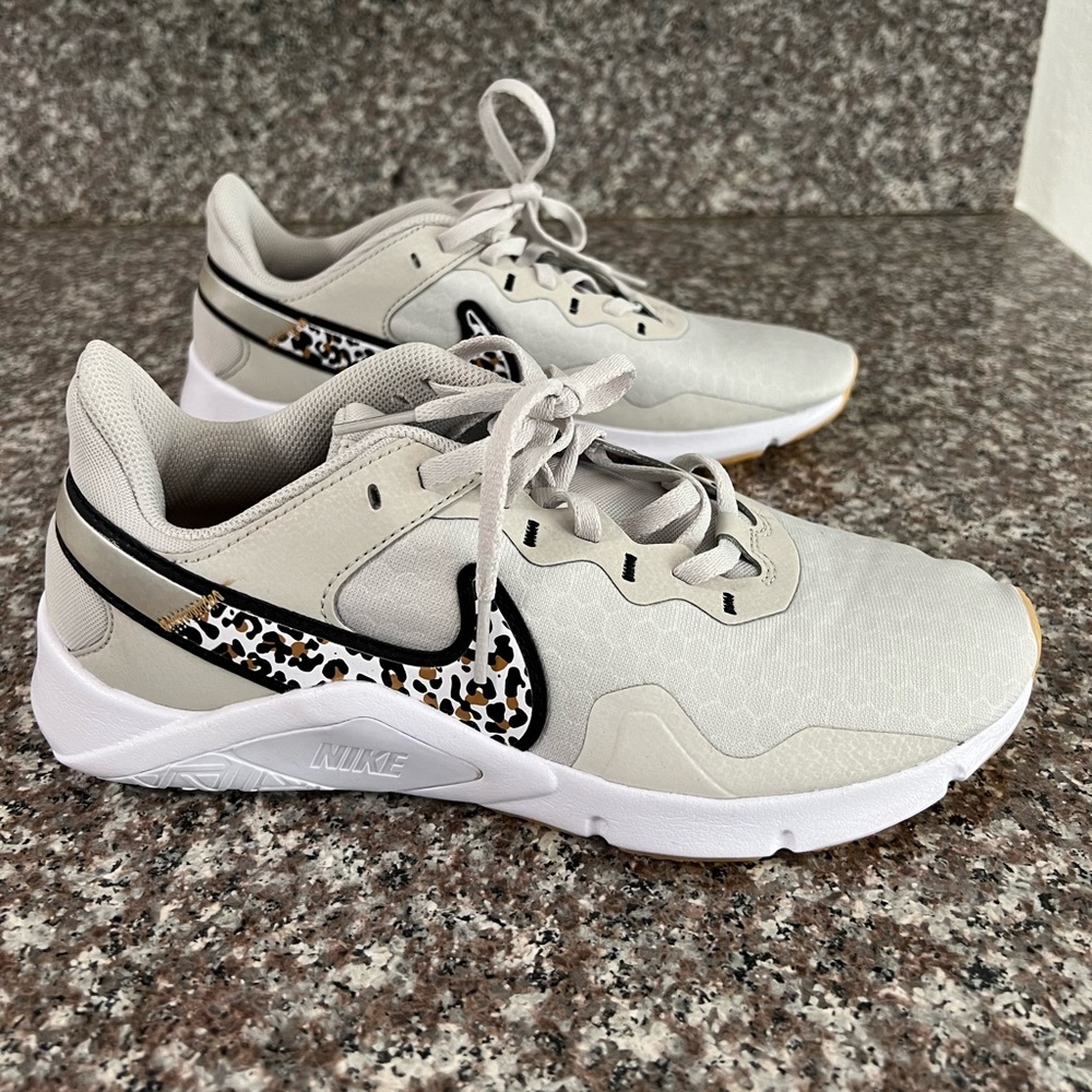 Nike Legend Essential 2 Premium | 8.5 Women’s